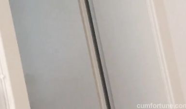 Брюнетка с короткой стрижкой сосет член