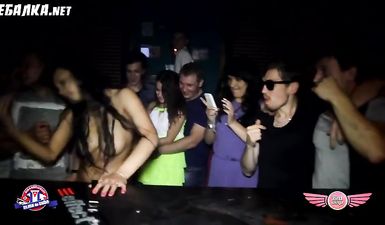Пьяная студентка устроила стриптиз в клубе Воронежа