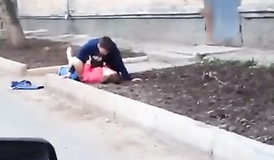 Пьяная пара трахается прямо на газоне возле подъезда