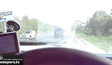 Плечевая проститутка сосет у дальнобойщика за рулем