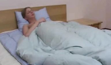 Сын кончил на большие сиське маме после жесткого секса