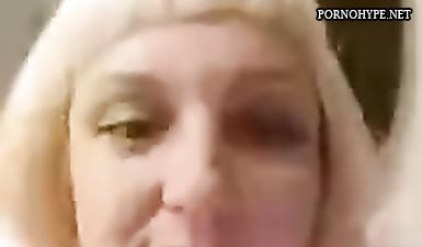 Блондинка в офисе смотрит как мужик дрочит хуй по скайпу