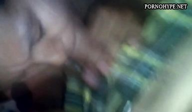 Подружка очень глубоко берёт член в горло перед камерой