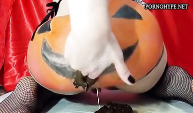 Длинные какашки вылазят из раскрашенной жопы девушки