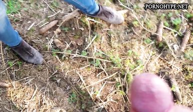 Во время минета на природе парень случайно кончил девке на одежду
