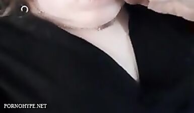 Пышногрудая красотка в сексуальных колготках раздвигает ноги: горячее шоу для взрослых!