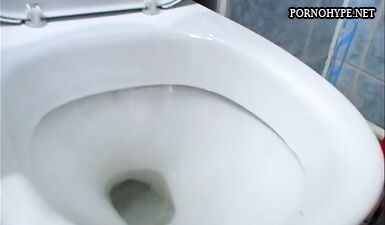 Соблазнительная красотка показала свою страсть на туалете
