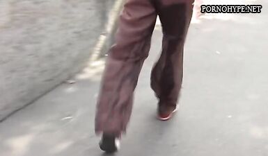 Горячая красотка мастурбирует и кончает в трусики в общественном парке