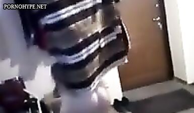 Пьяный парень снимает свою развратную подругу