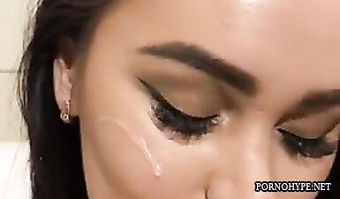 Черный мускулистый мужчина удовлетворяет грудастую красотку