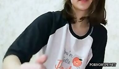 Жаркая девушка мастурбирует член