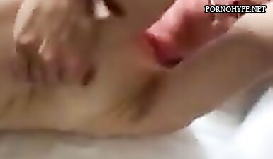 Извращенная красотка получает глубокий анальный кайф!