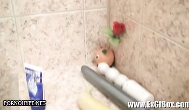 Трахнул волосатую пизду подружки в ванной.