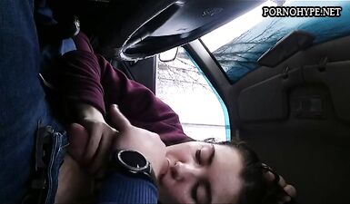 Горячая блондинка дрочит и глотает сперму в машине: экстремальный оральный секс!