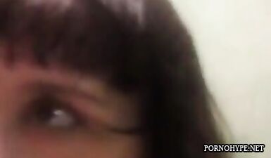 Шлюха Оля трахается в ванной с хуем как сучка