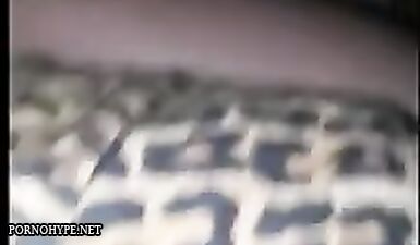 Похотливая блондинка глотает огромный хер