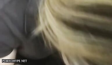Горячая шлюха облизывает член и кончает в экстазе