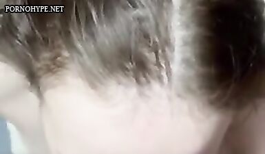 Горячая молодая красотка облизывает и проглатывает толстый член - порно видео