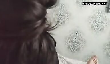 Похотливая красотка облизывает и сосет твердый член до самого основания.