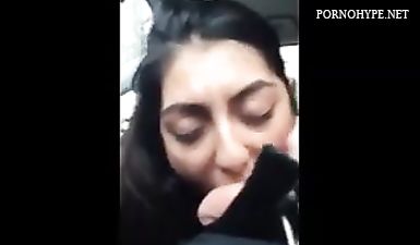 Армянка сосёт член в машине у водителя под рулем