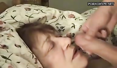 Внук ебёт бабушку в рот и кончает ей на губы спермой