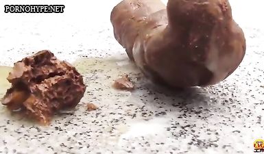 Катях лезет из ануса девушки крупным планом