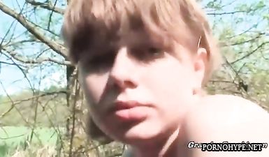 Дедушка трахает свою внучку в лесу на полянке, лежа на траве