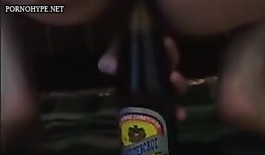 Девушка пьяная бутылка задница видео