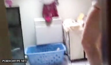 Шлюха в нижнем белье трахает себя колготками перед падлой сводным сыном