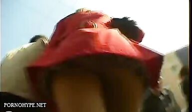 Сексуальная красотка в ярких трусиках! Скрытая камера поймала ее под юбкой!