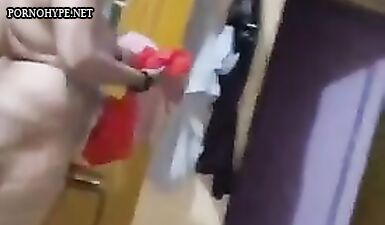 Сексуальная мамочка в синем нижнем белье: скрытая камера поймала горячий стриптиз, сын в изумлении