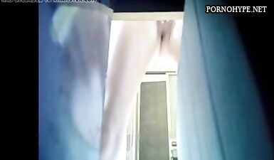 Горячая красотка страстно бреет свою киску перед скрытой камерой