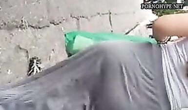 Подглядывание за сексуальной задницей в платье: скрытая камера!