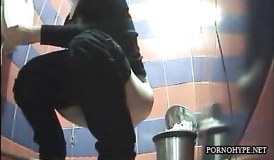 Шалава в уборной: темноволосая девка писает на скрытую камеру