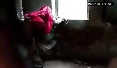 Подглядывание в заброшенном доме: Арабские проститутки трахаются раком перед клиентами!