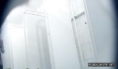 Шпионский кадр: грудастая красотка показывает свои маленькие сиськи в общественном душе