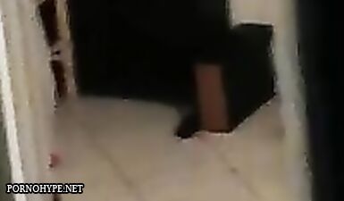 Горячая шлюха трахается возле окна, пока ненасытный ублюдок наблюдает и мастурбирует!