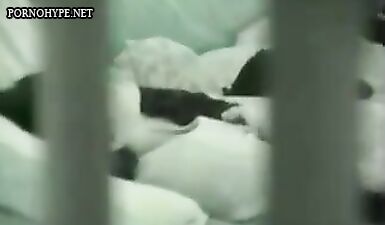 Молодая шлюха жестко дрочит на диване: скрытая камера поймала через окно