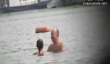 Горячее дрочение и трах на нудистском пляже: скрытая камера с развратными девками!