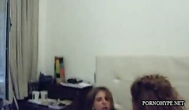 Лесбийский куни с сестрой на кровати: скрытая камера