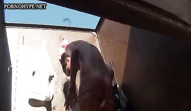 Сексуальная брюнетка раздевается перед подглядывающим ублюдком