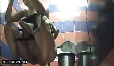 Пышка в сексуальной мини-юбке облизывает писающую камеру