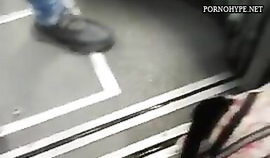 Горячая красотка в сексуальных леггинсах на публике!