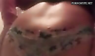 Шикарная задница попала на скрытую камеру в уборной: жесткий секс на камеру
