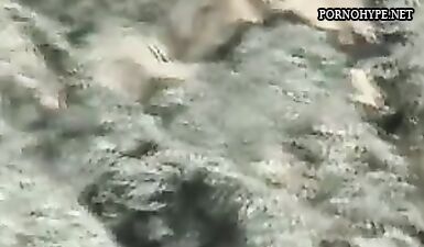 Горячий пляжный секс: скрытая камера поймала парочку во время траха
