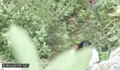 Парочка трахается в лесу: скрытая камера поймала горячий секс в тайге