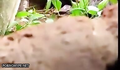 Горячая азиатская красотка трахается с другом на свежем воздухе, вызывая ревность мужа!