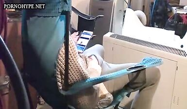 Скрытая камера поймала шалаву в действии!
