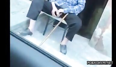 Сексуальная шлюха возбуждает старика до оргазма на улице!