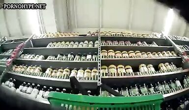 Подглядывание за голой красоткой без трусиков: скрытая камера на пляже, жаркое лето, страсть и интрига!